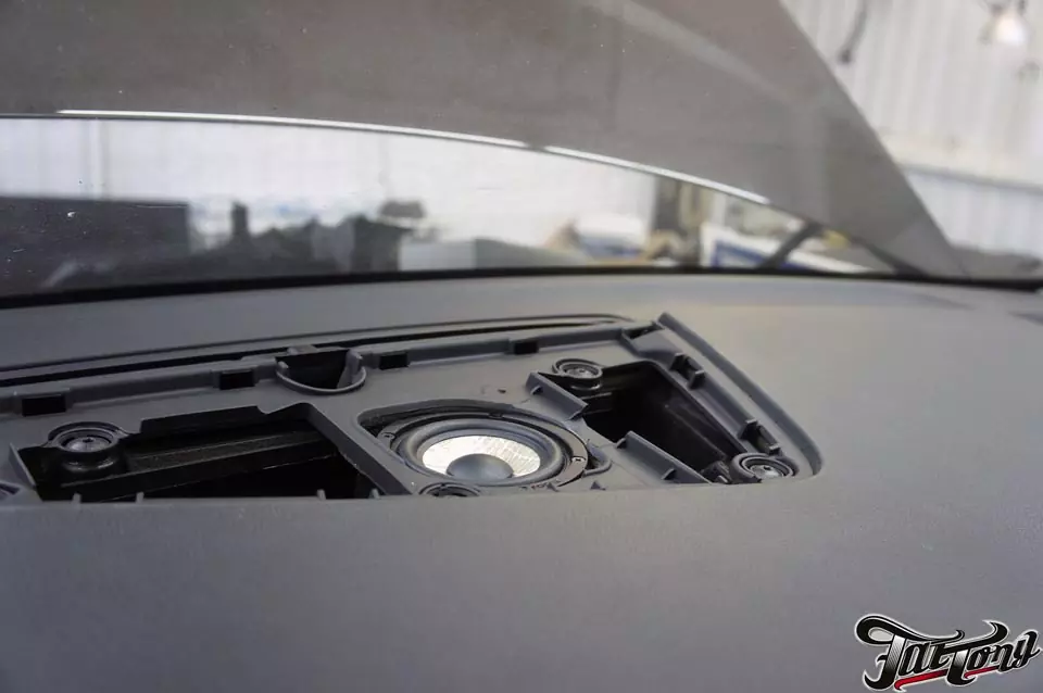 Audi Q5. Полная замена штатной акустической системы и комплексная шумоизоляция салона.